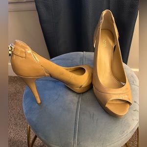 Michael Kors beige open toe patent leather heel